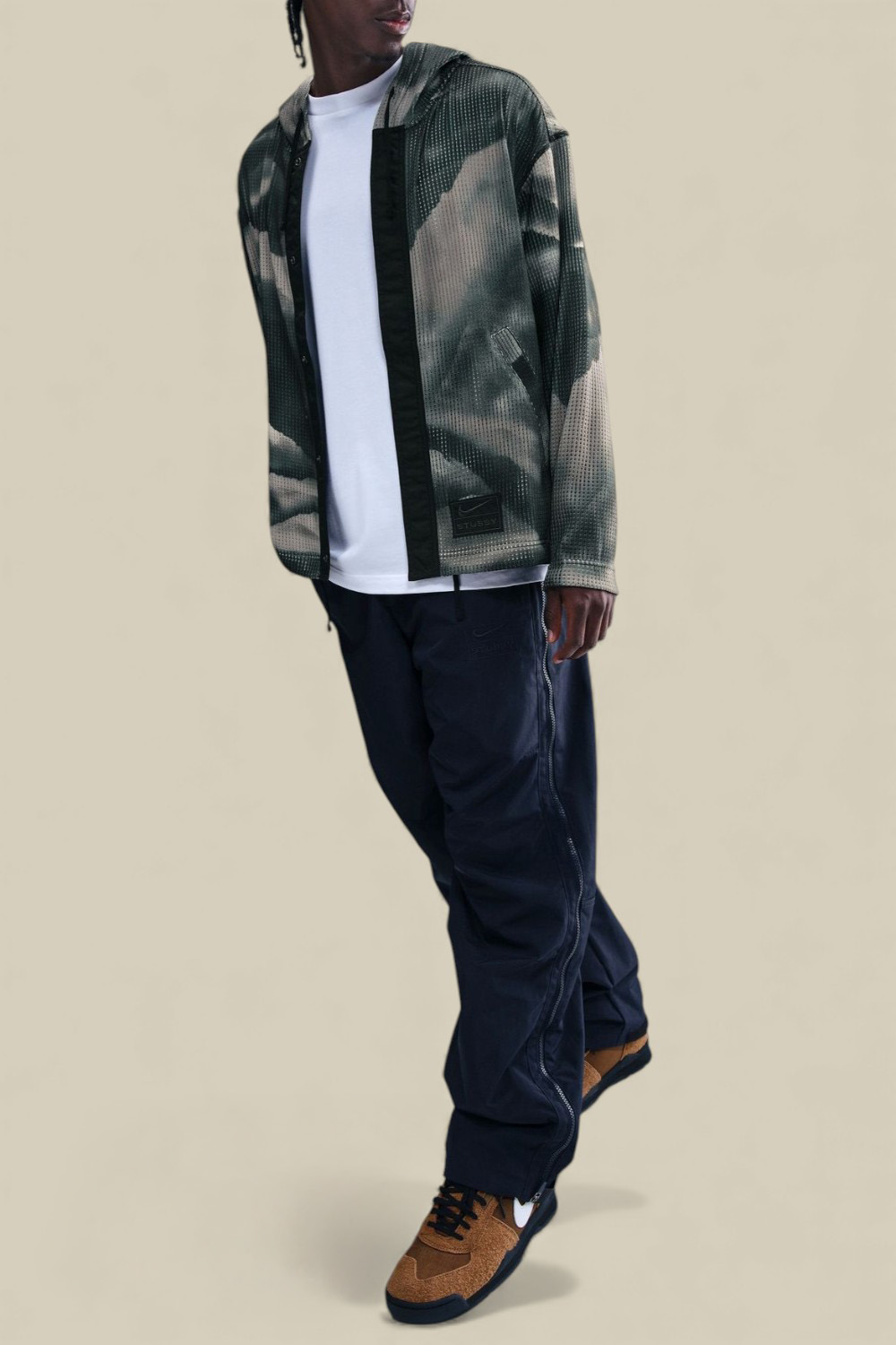 תמונת כל הלוק של מכנסיים בגזרה משוחררת נייקי X סטוסי